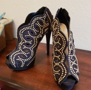 Black platform heels-Blk w studs "Just Fab"